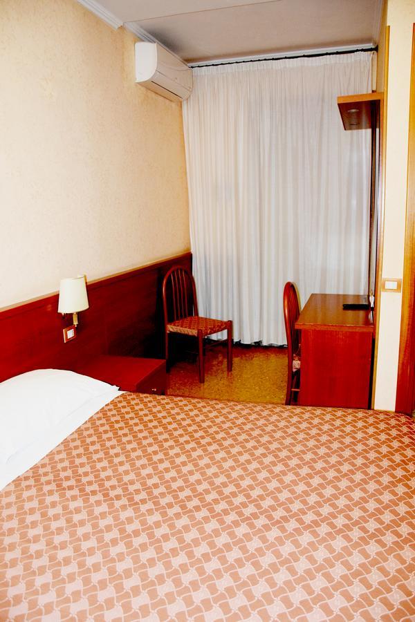 Hotel Bruna Рим Екстер'єр фото