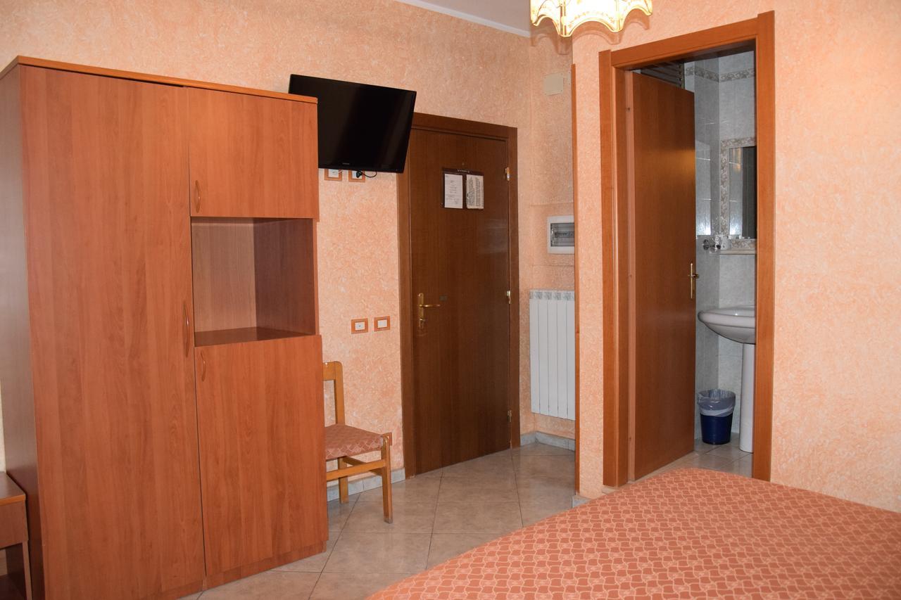 Hotel Bruna Рим Екстер'єр фото
